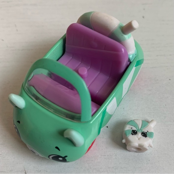 Shopkins Cutie Cars Cupcake Van and 12 Cars - Picture 9 of 16
